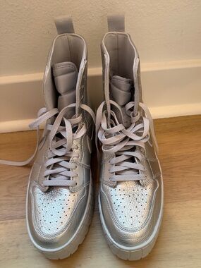 Nike Air Low-Top Sneakers in White and Silver